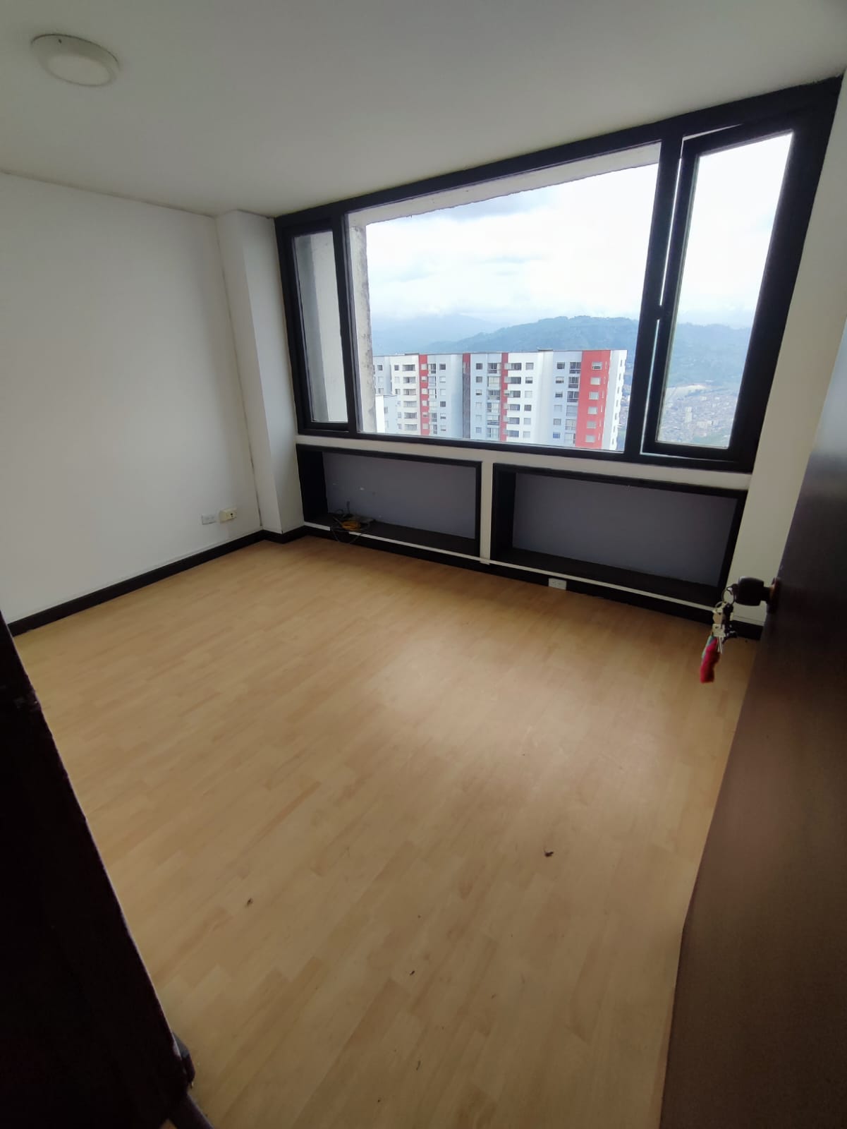 305071020240423061501 VENDO OF EN EL CORAZON DEL CENTRO DE MANIZALES 76 M2