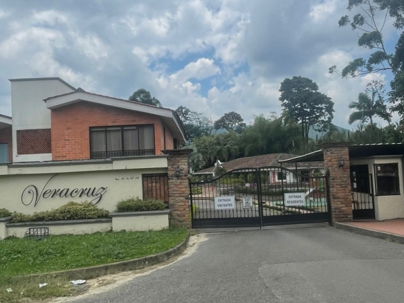 VENDO CASA EN BOMBAY DOSQUEBRADAS