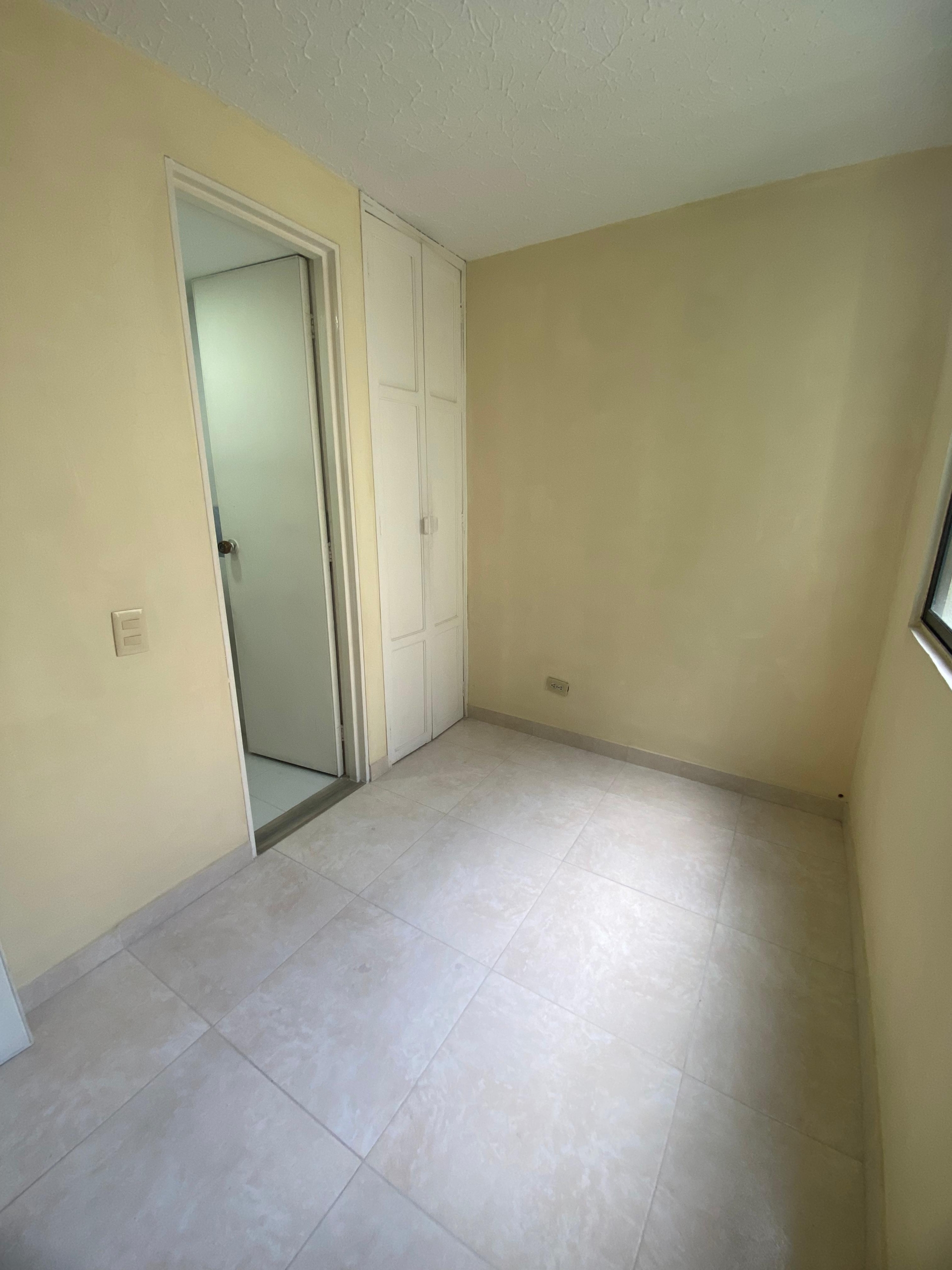 VENDO APARTAMENTO EN LA CIRCUNVALAR