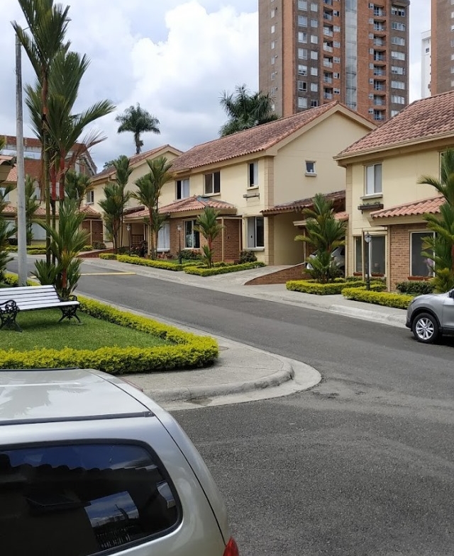 VENDO CASA EN CONJUNTO RESIDENCIAL SECTOR PINARES