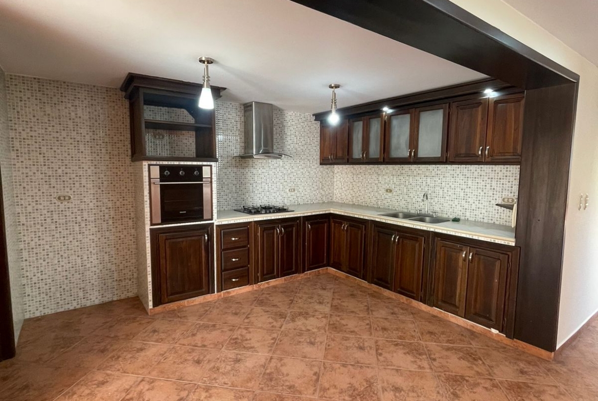 VENDO CASA EN BOMBAY DOSQUEBRADAS