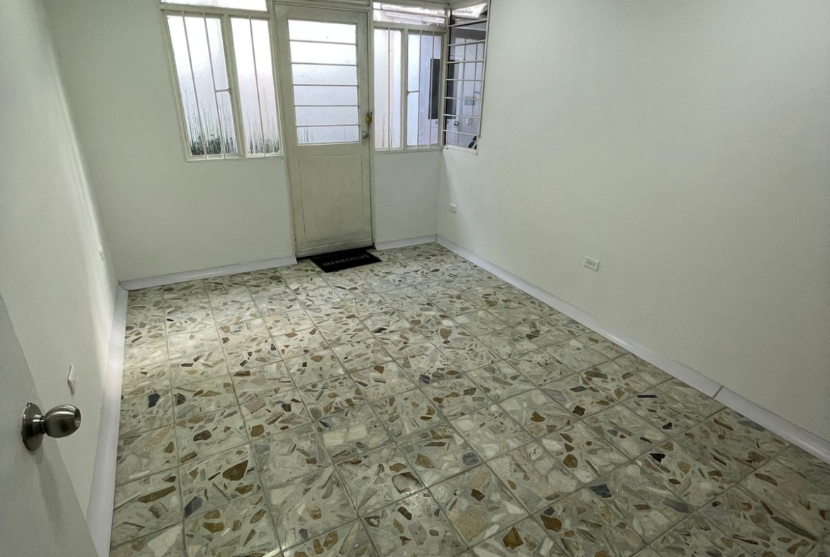 SE RENTA CASA PARA OFICINAS EN MARAYA