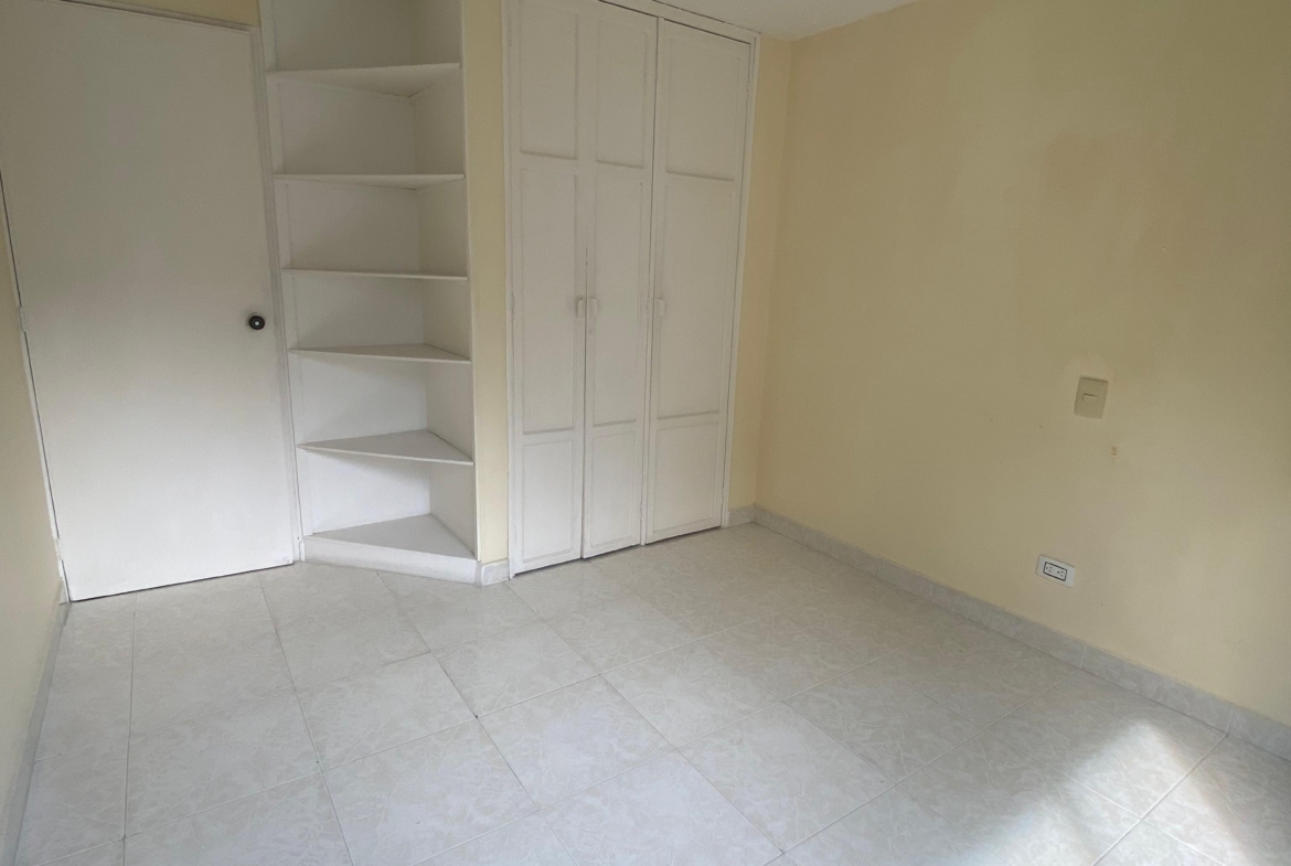 VENDO APARTAMENTO EN LA CIRCUNVALAR