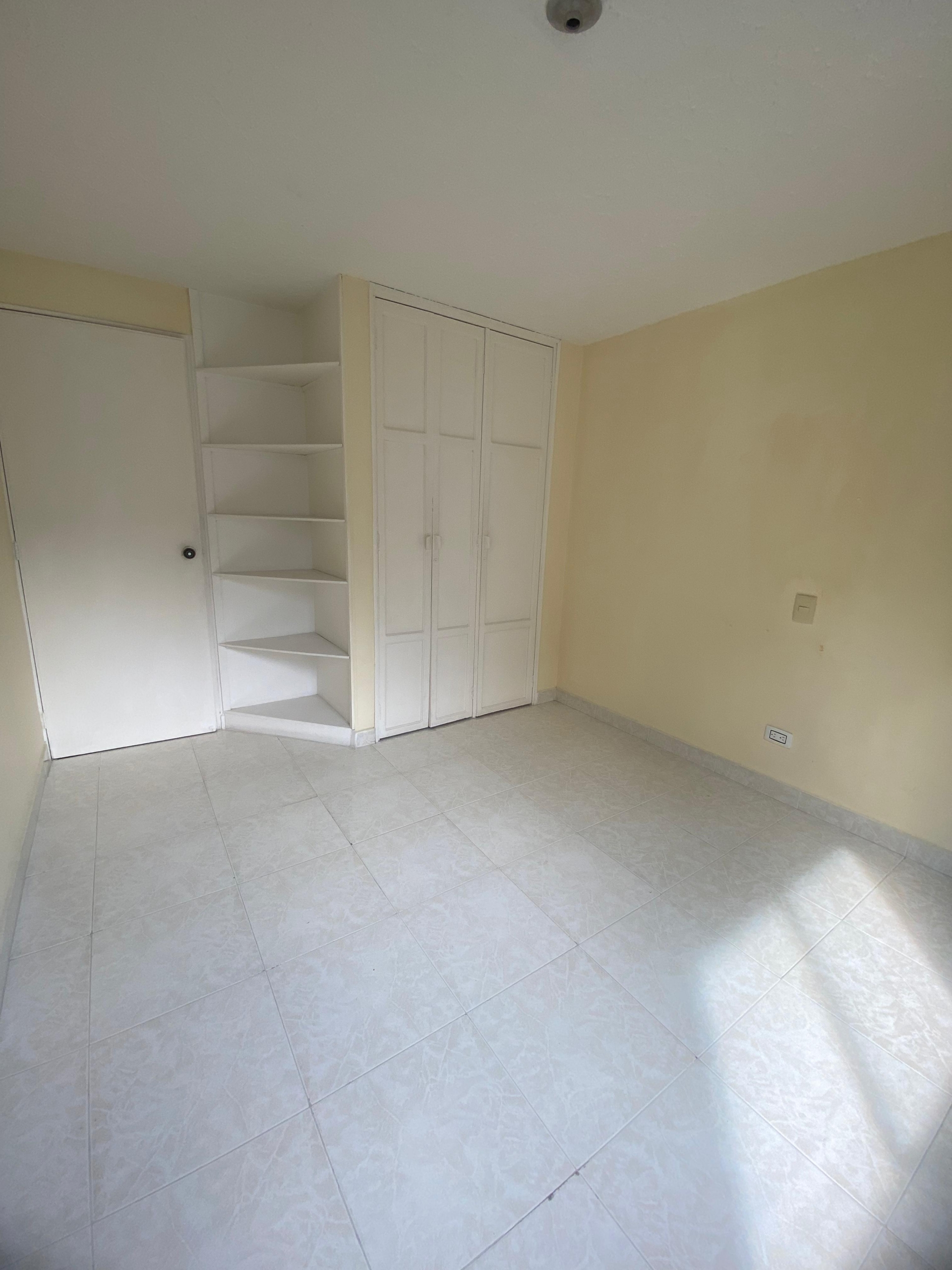 VENDO APARTAMENTO EN LA CIRCUNVALAR
