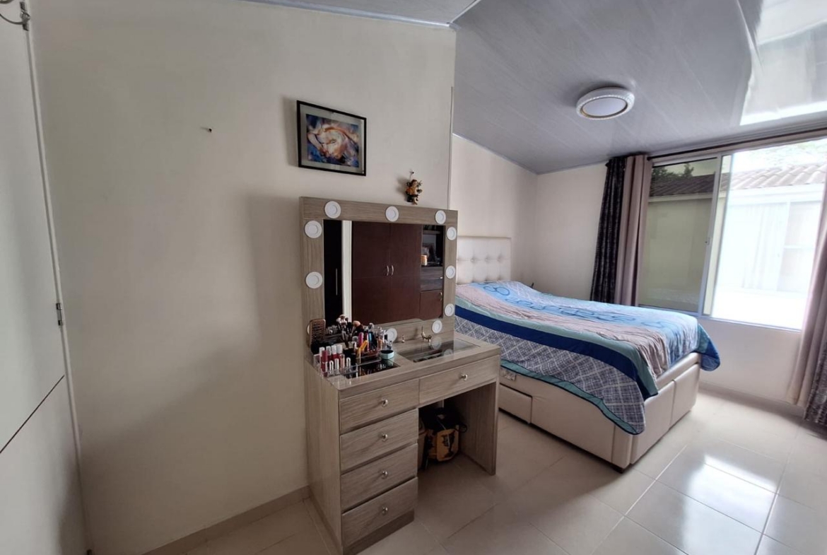 VENDO CASA EN AVENIDA SUR CONJUNTO CERRADO.