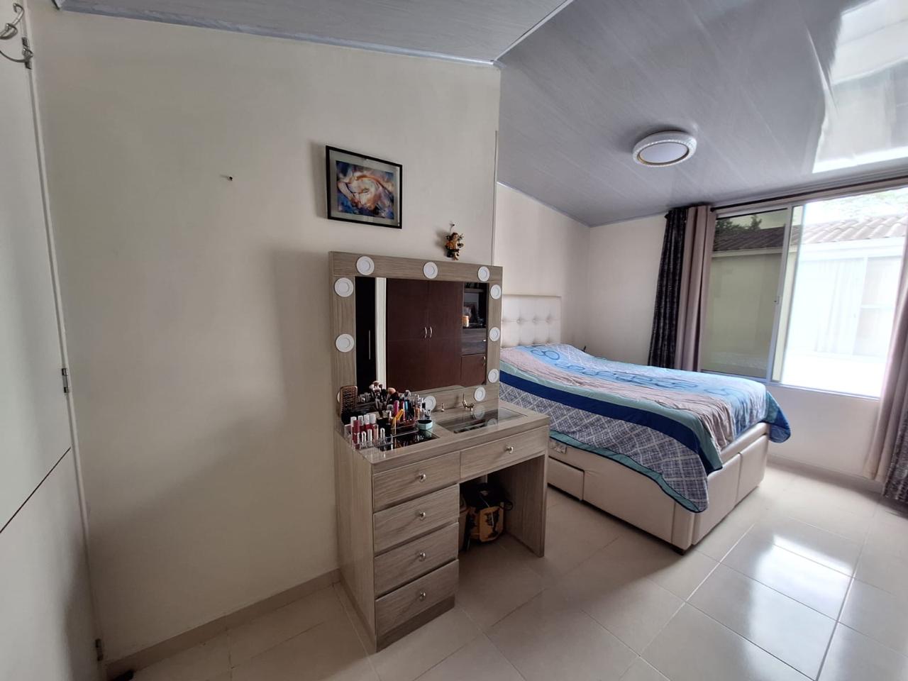 VENDO CASA EN AVENIDA SUR CONJUNTO CERRADO.