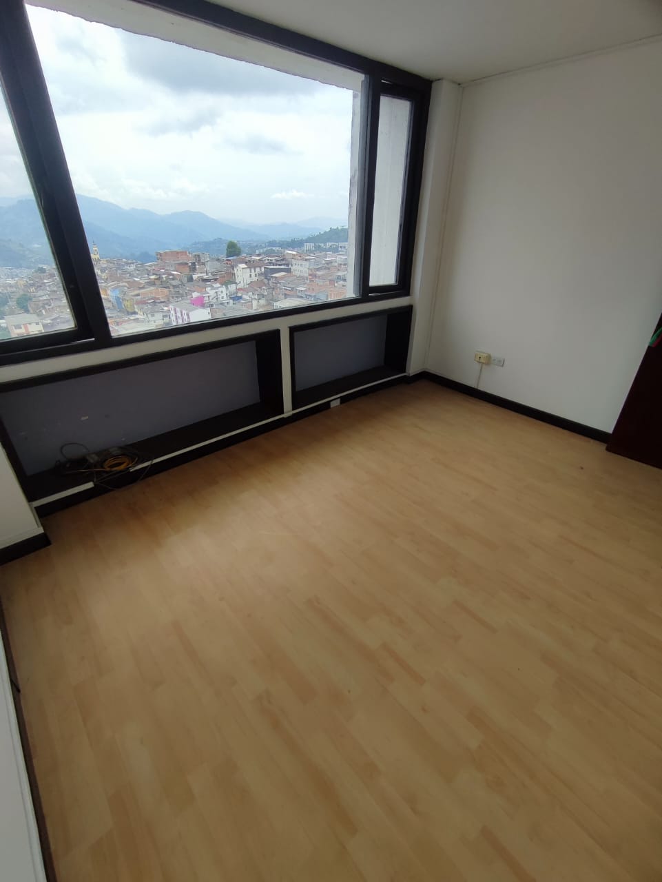 30507120240423060910-1 VENDO OF EN EL CORAZON DEL CENTRO DE MANIZALES 76 M2