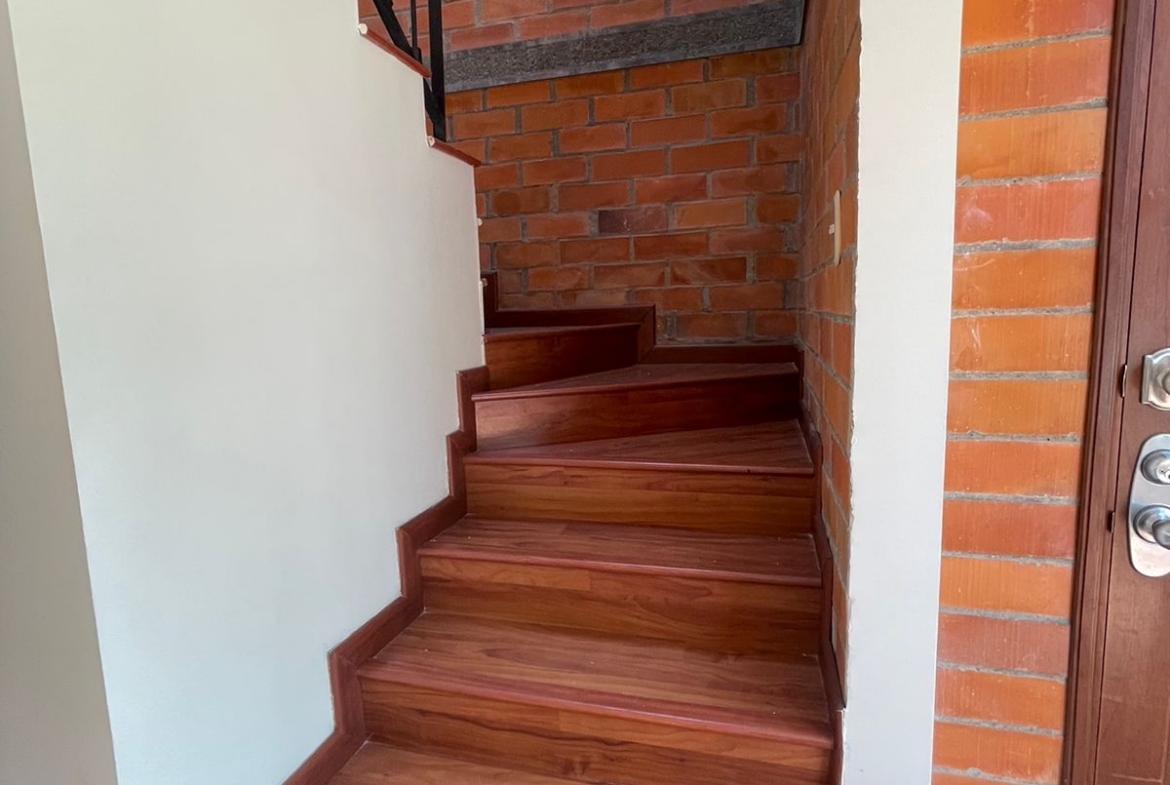 VENDO CASA EN BOMBAY DOSQUEBRADAS