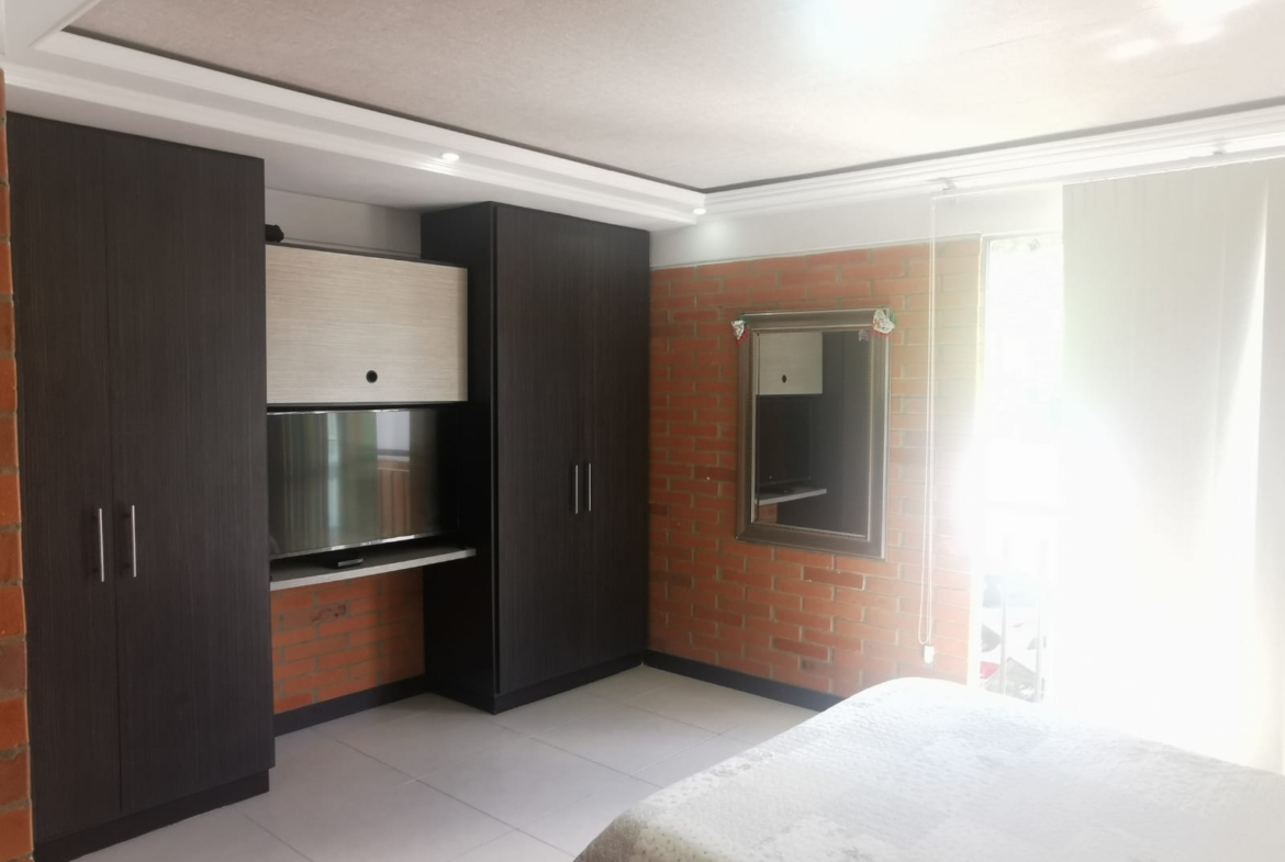 VENTA CASA DÚPLEX EN CONJUNTO CERRADO EN BELMONTE.