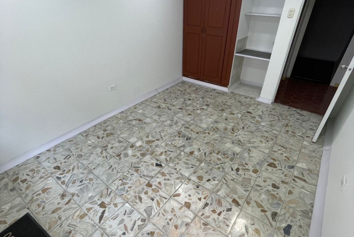 SE RENTA CASA PARA OFICINAS EN MARAYA