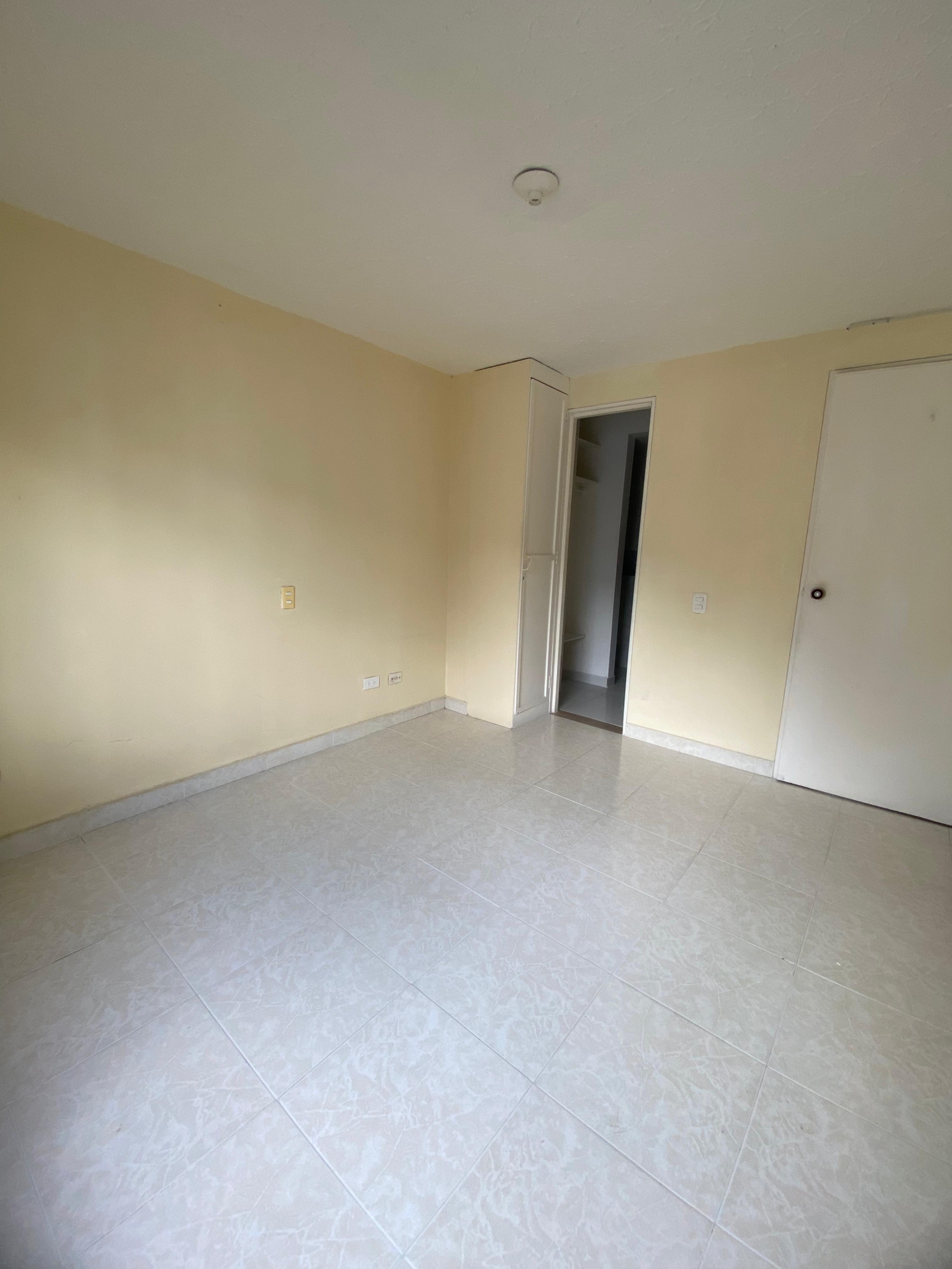 VENDO APARTAMENTO EN LA CIRCUNVALAR