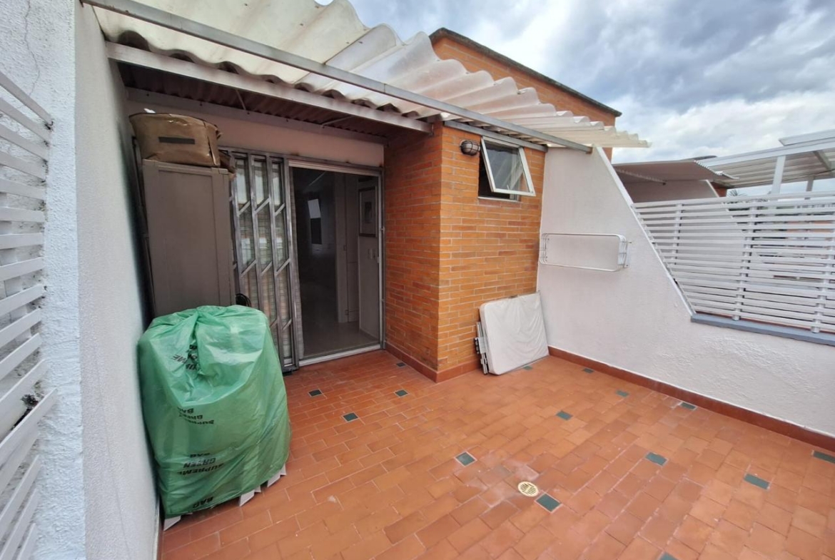 VENDO CASA EN AVENIDA SUR CONJUNTO CERRADO.