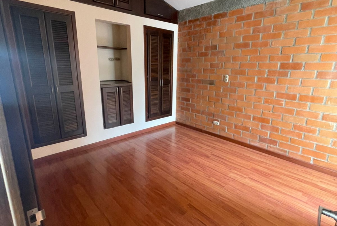 VENDO CASA EN BOMBAY DOSQUEBRADAS