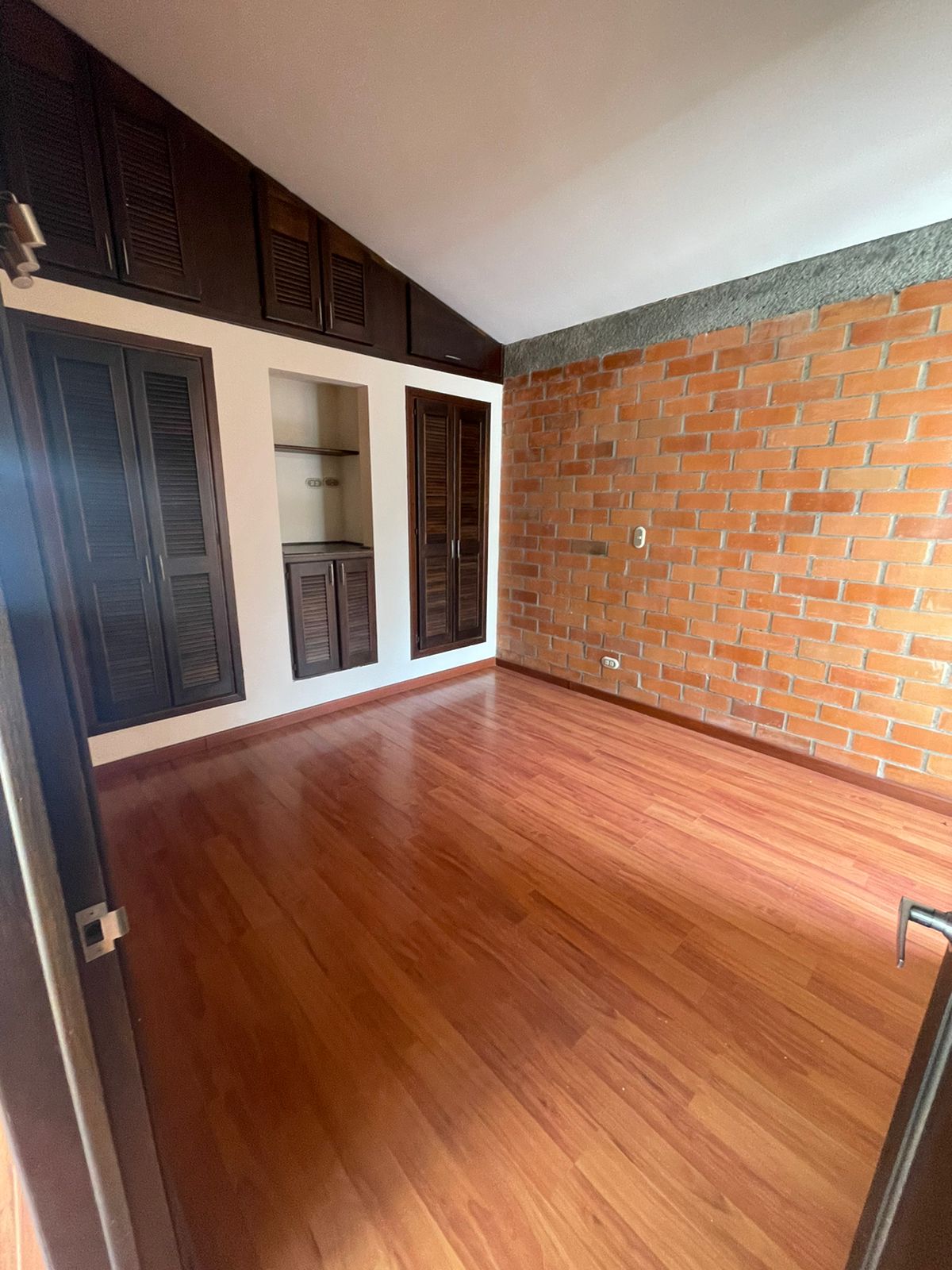 305071320240906031708 VENDO CASA EN BOMBAY DOSQUEBRADAS