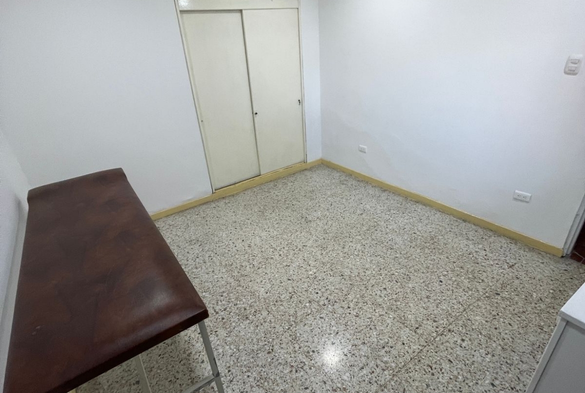 SE RENTA CASA PARA OFICINAS EN MARAYA
