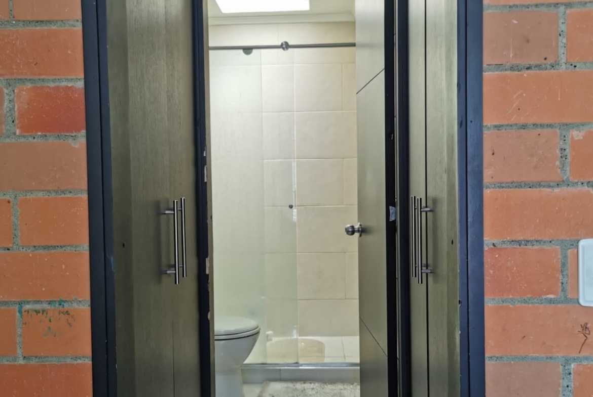 VENTA CASA DÚPLEX EN CONJUNTO CERRADO EN BELMONTE.