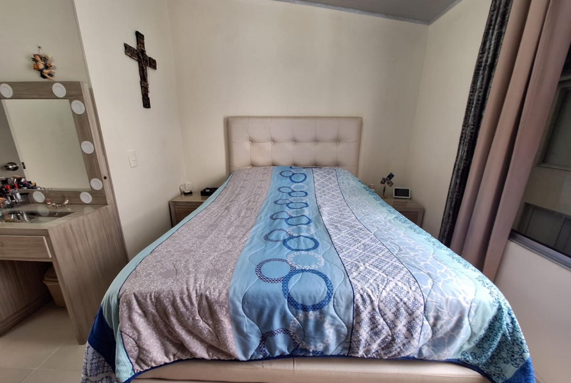VENDO CASA EN AVENIDA SUR CONJUNTO CERRADO.