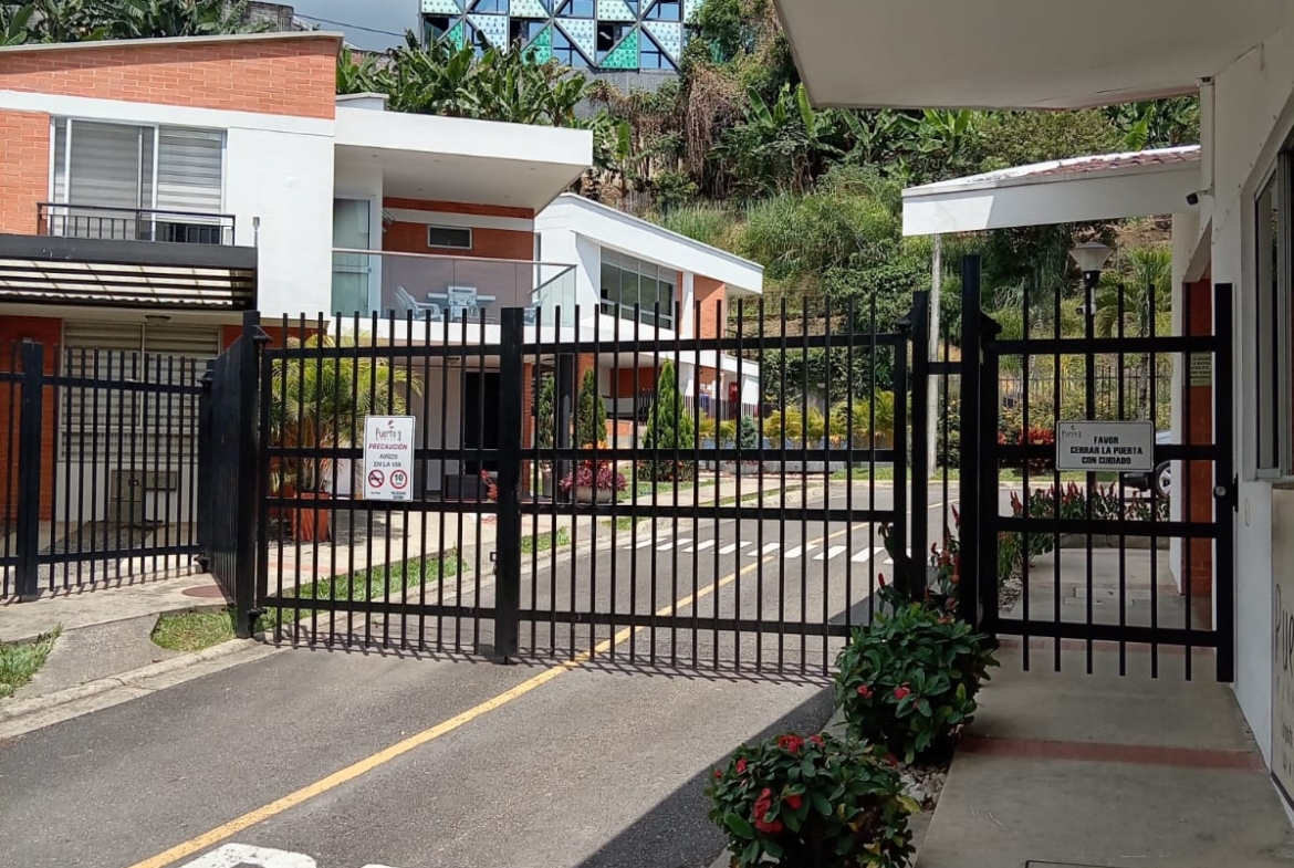VENTA CASA DÚPLEX EN CONJUNTO CERRADO EN BELMONTE.