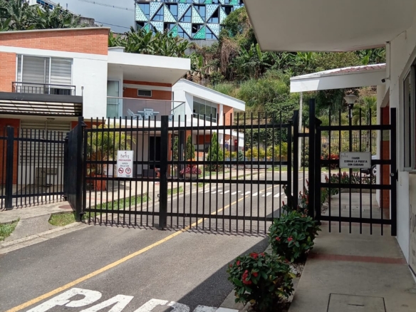 VENTA CASA DÚPLEX EN CONJUNTO CERRADO EN BELMONTE.
