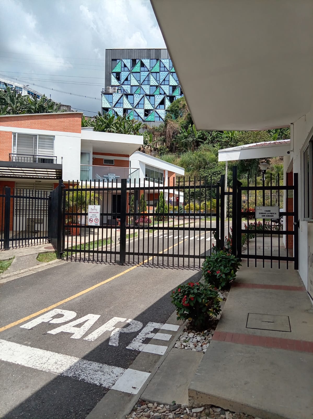 305071420251003030140-1 VENTA CASA DÚPLEX EN CONJUNTO CERRADO EN BELMONTE.