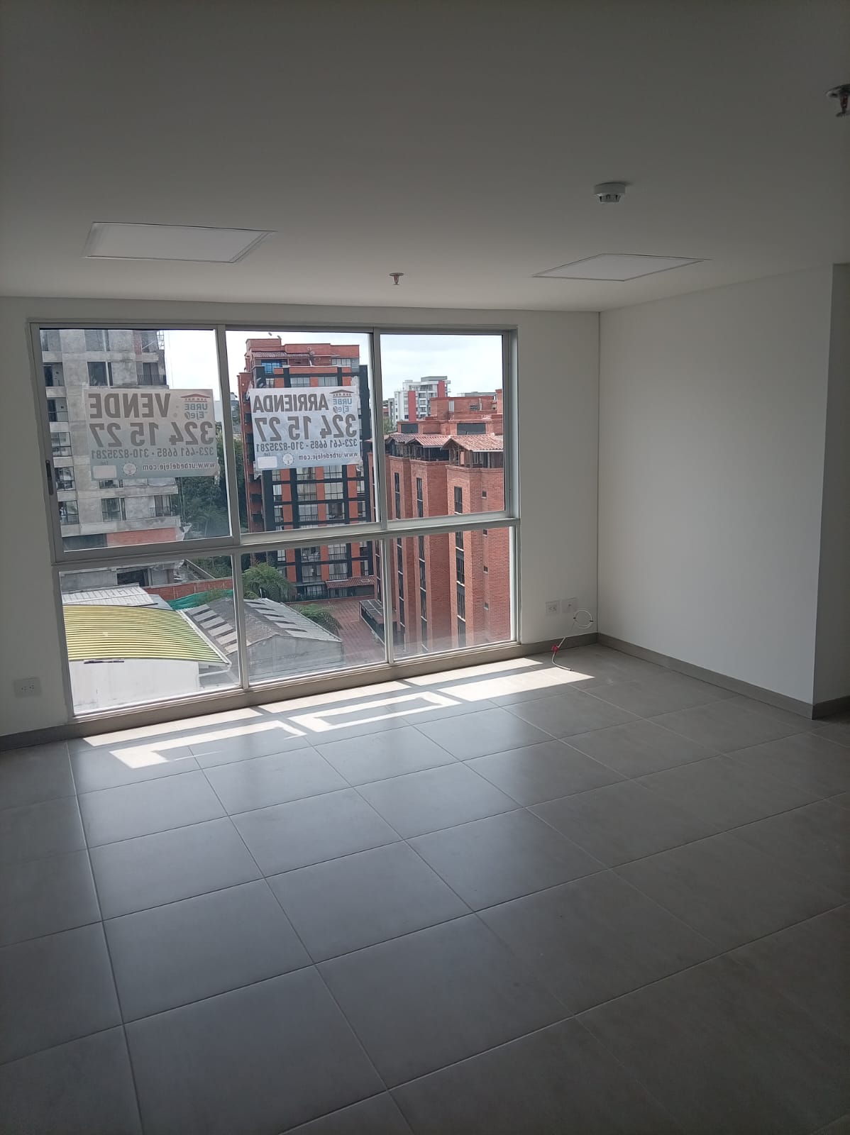 SE ARRIENDA OFICINA EN CENTRO DE NEGOCIOS EN ÁLAMOS PEREIRA