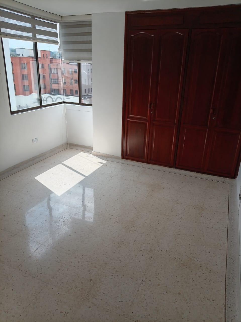 SE VENDE APARTAMENTO CERCA A MEGACENTRO PINARES