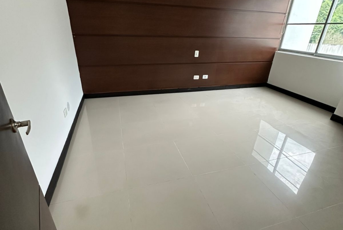 SE RENTA CASA EN SECTOR PINARES