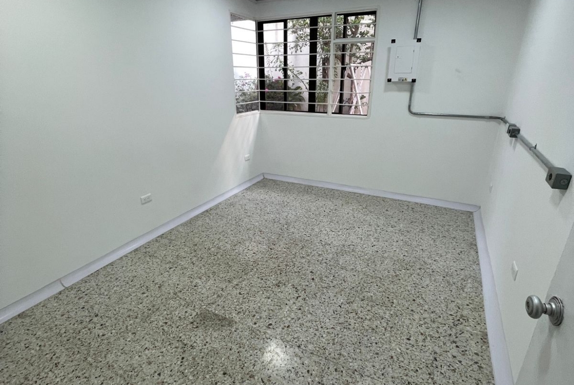 SE RENTA CASA PARA OFICINAS EN MARAYA