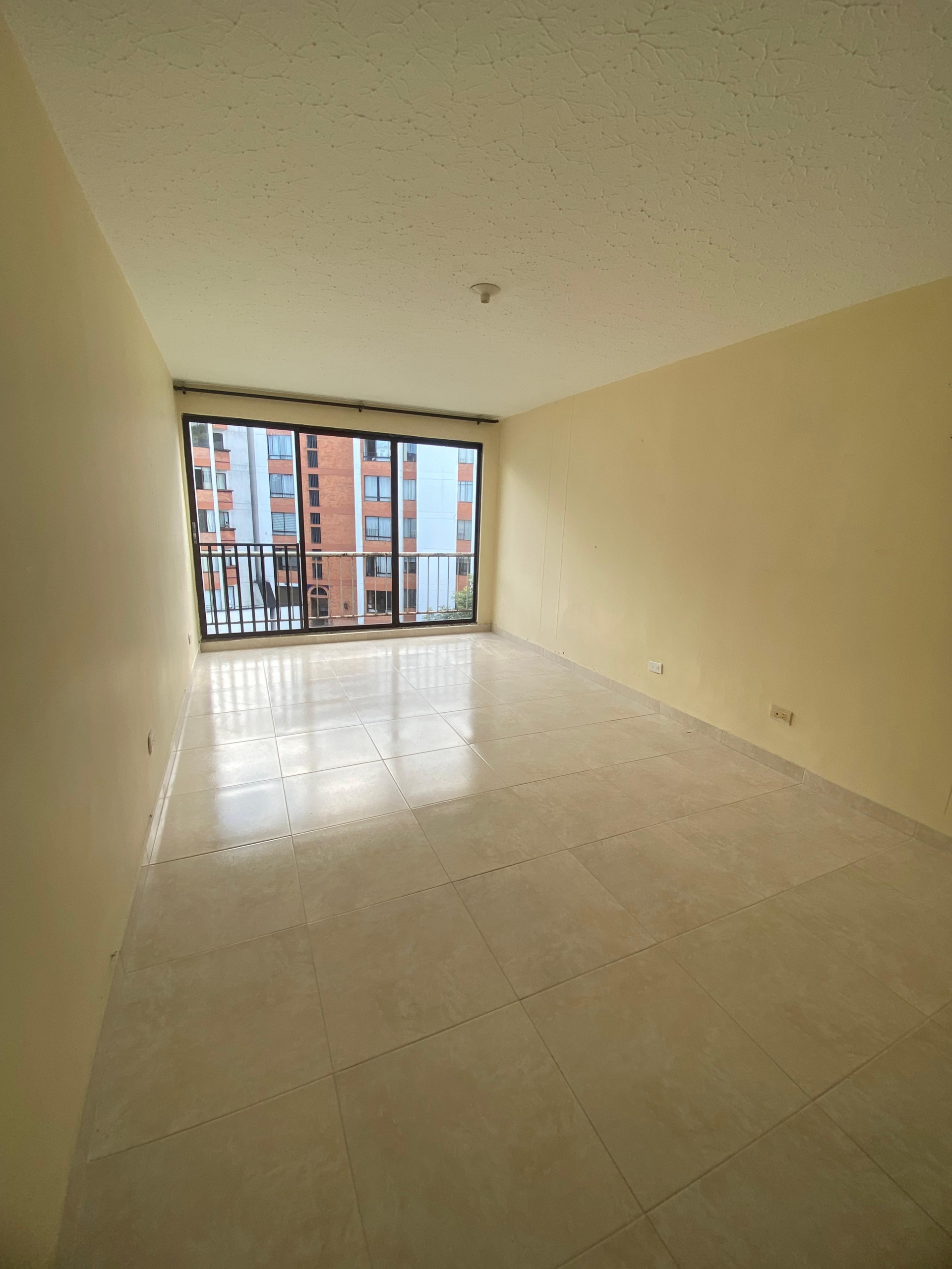 VENDO APARTAMENTO EN LA CIRCUNVALAR