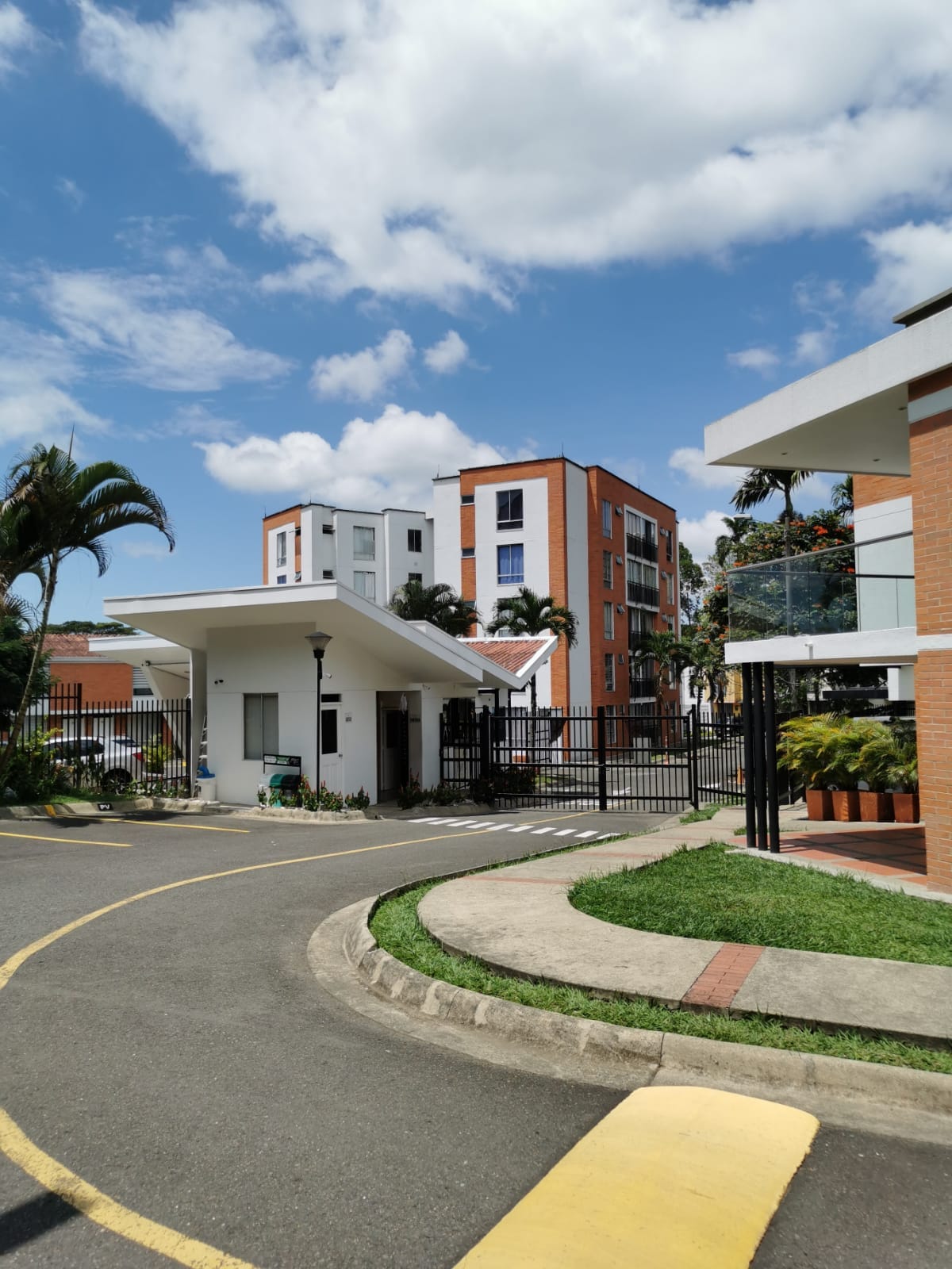 305071520251003030140 VENTA CASA DÚPLEX EN CONJUNTO CERRADO EN BELMONTE.