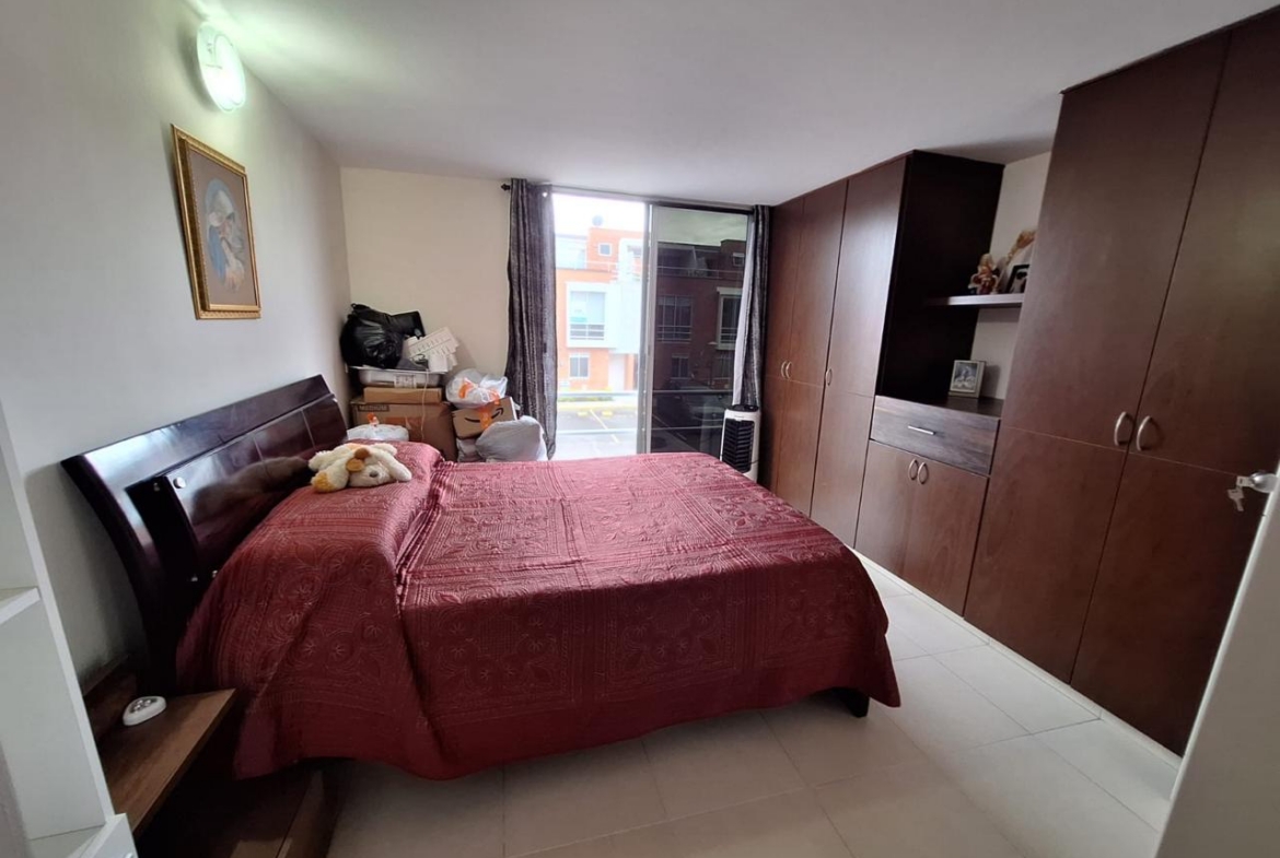 VENDO CASA EN AVENIDA SUR CONJUNTO CERRADO.
