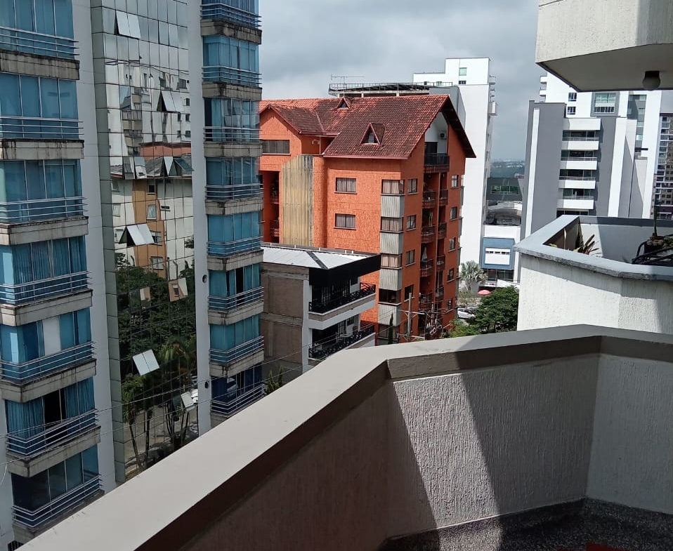 SE VENDE APARTAMENTO CERCA A MEGACENTRO PINARES
