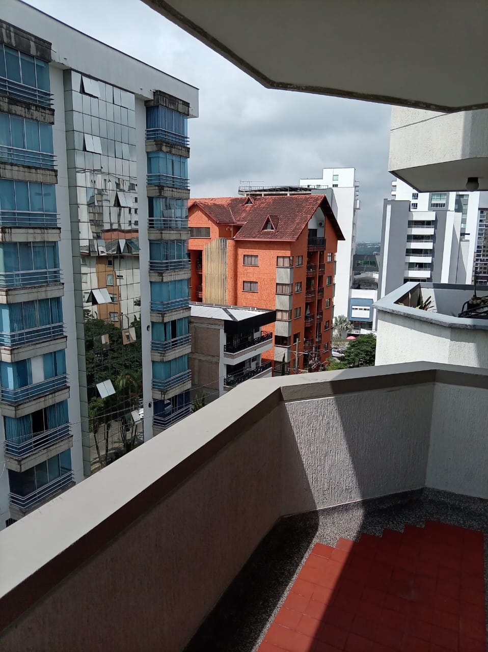 SE VENDE APARTAMENTO CERCA A MEGACENTRO PINARES