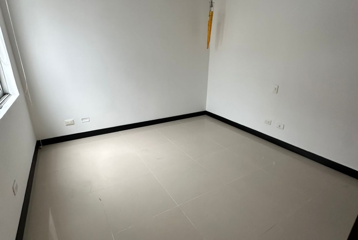SE RENTA CASA EN SECTOR PINARES