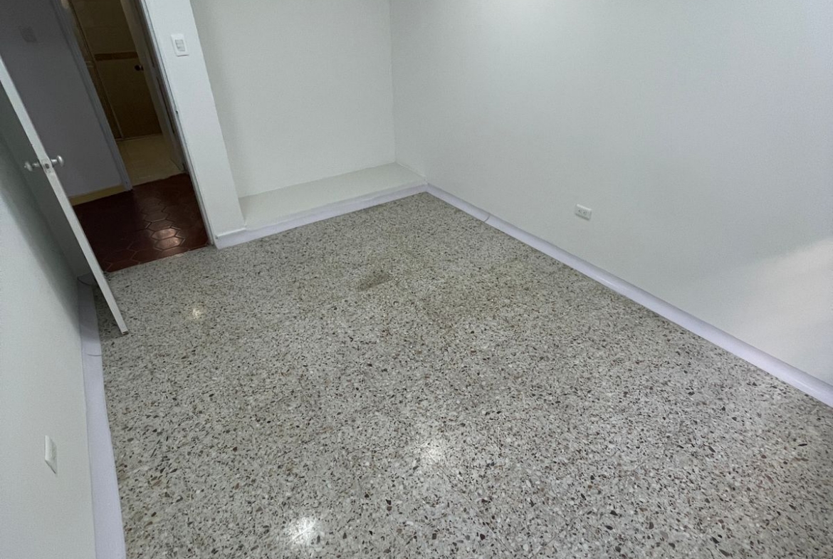 SE RENTA CASA PARA OFICINAS EN MARAYA