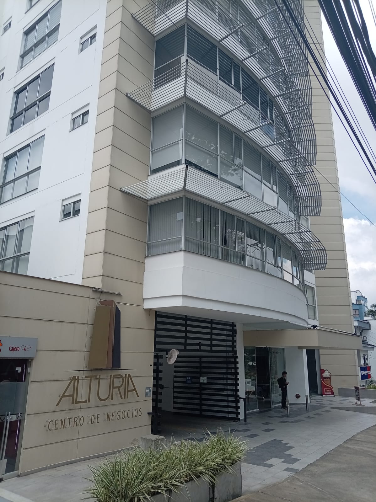SE ARRIENDA OFICINA EN CENTRO DE NEGOCIOS EN ÁLAMOS PEREIRA