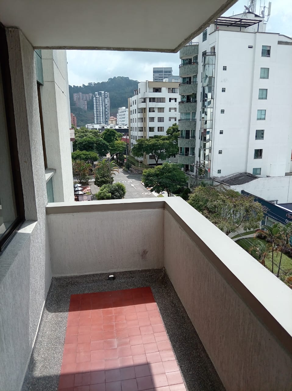 SE VENDE APARTAMENTO CERCA A MEGACENTRO PINARES