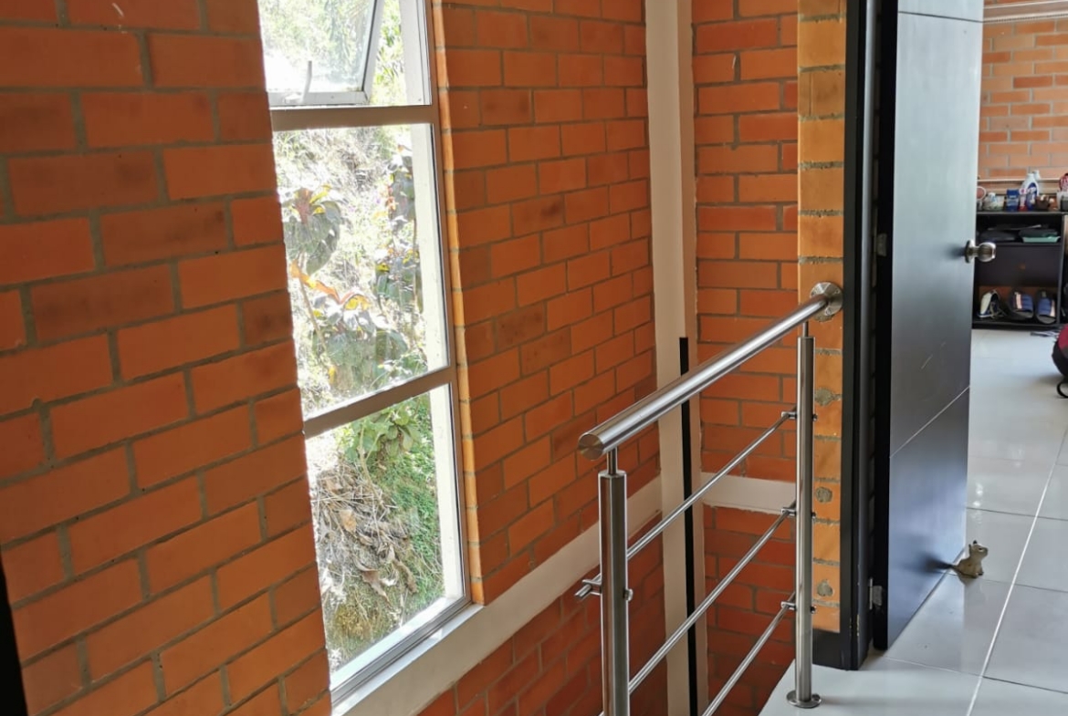 VENTA CASA DÚPLEX EN CONJUNTO CERRADO EN BELMONTE.