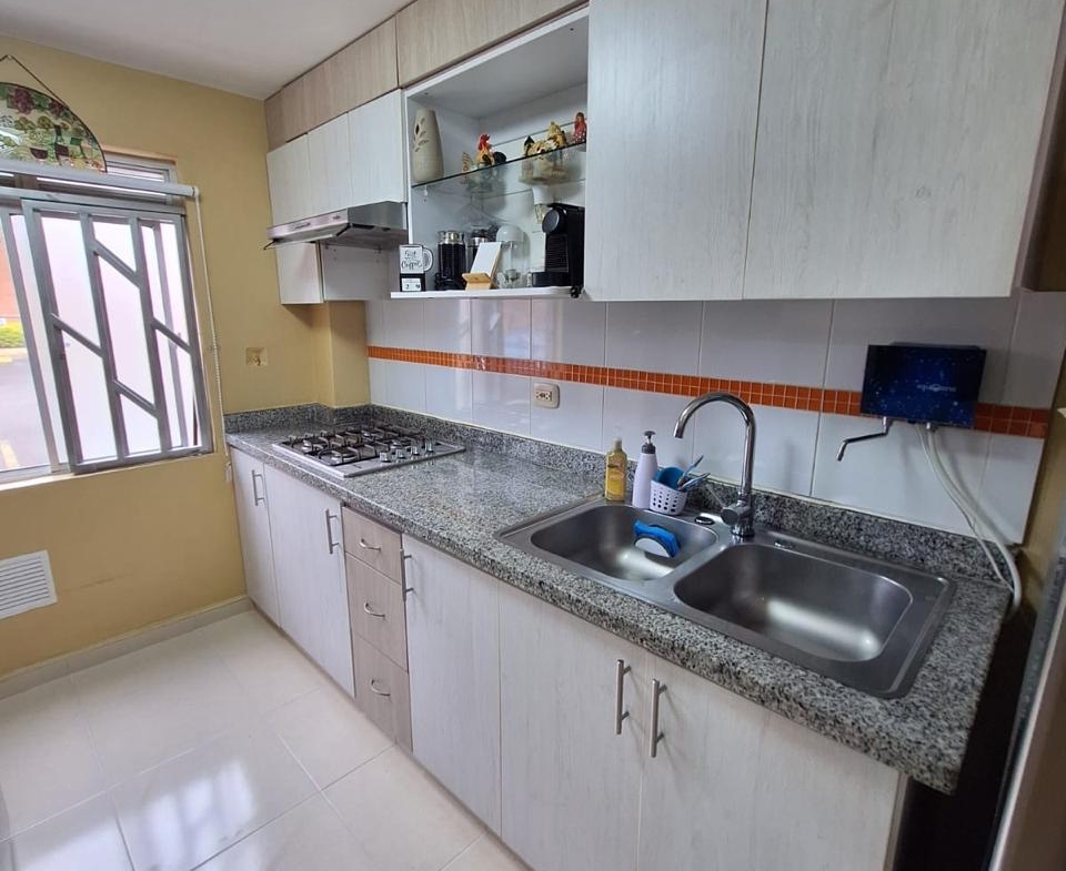 VENDO CASA EN AVENIDA SUR CONJUNTO CERRADO.