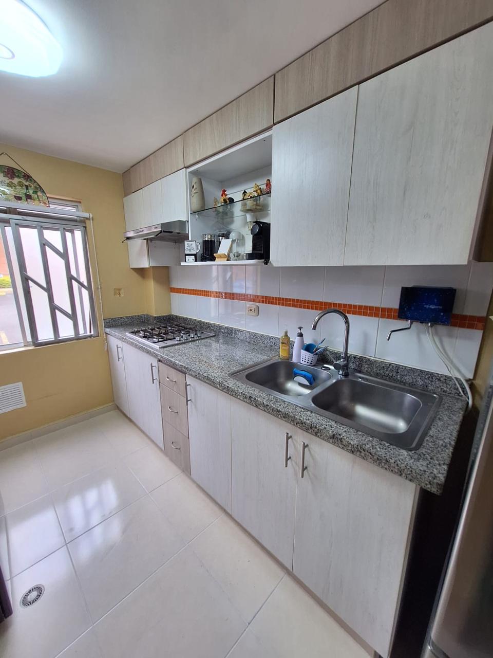 VENDO CASA EN AVENIDA SUR CONJUNTO CERRADO.