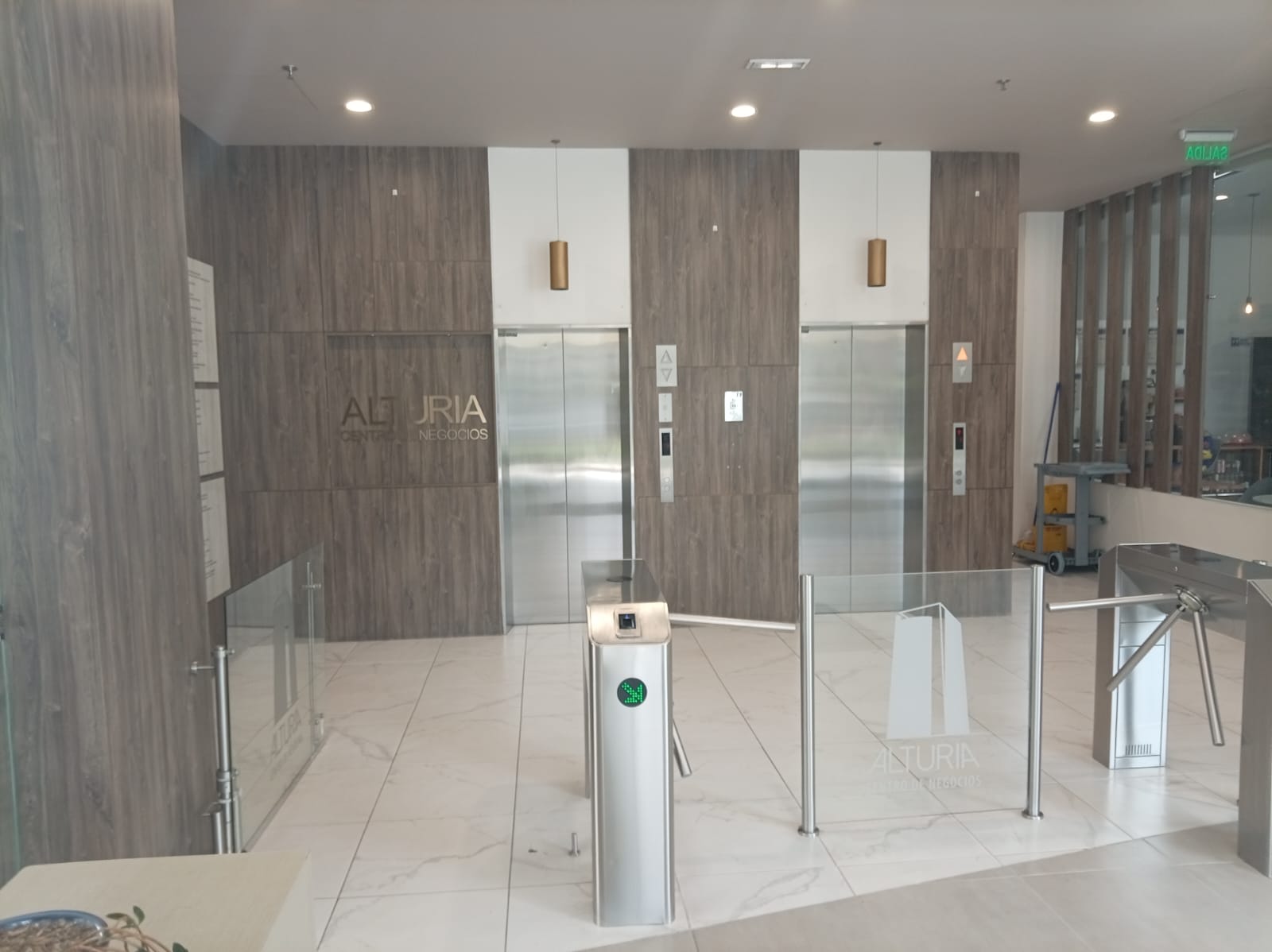 SE ARRIENDA OFICINA EN CENTRO DE NEGOCIOS EN ÁLAMOS PEREIRA