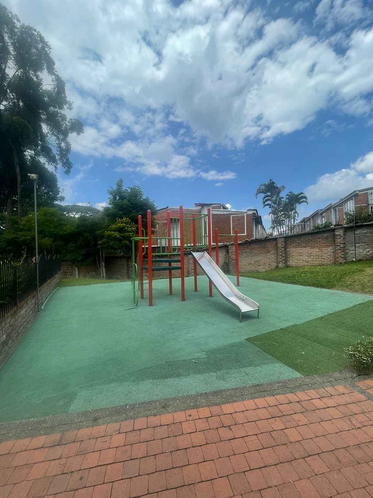 305071820240906031710 VENDO CASA EN BOMBAY DOSQUEBRADAS