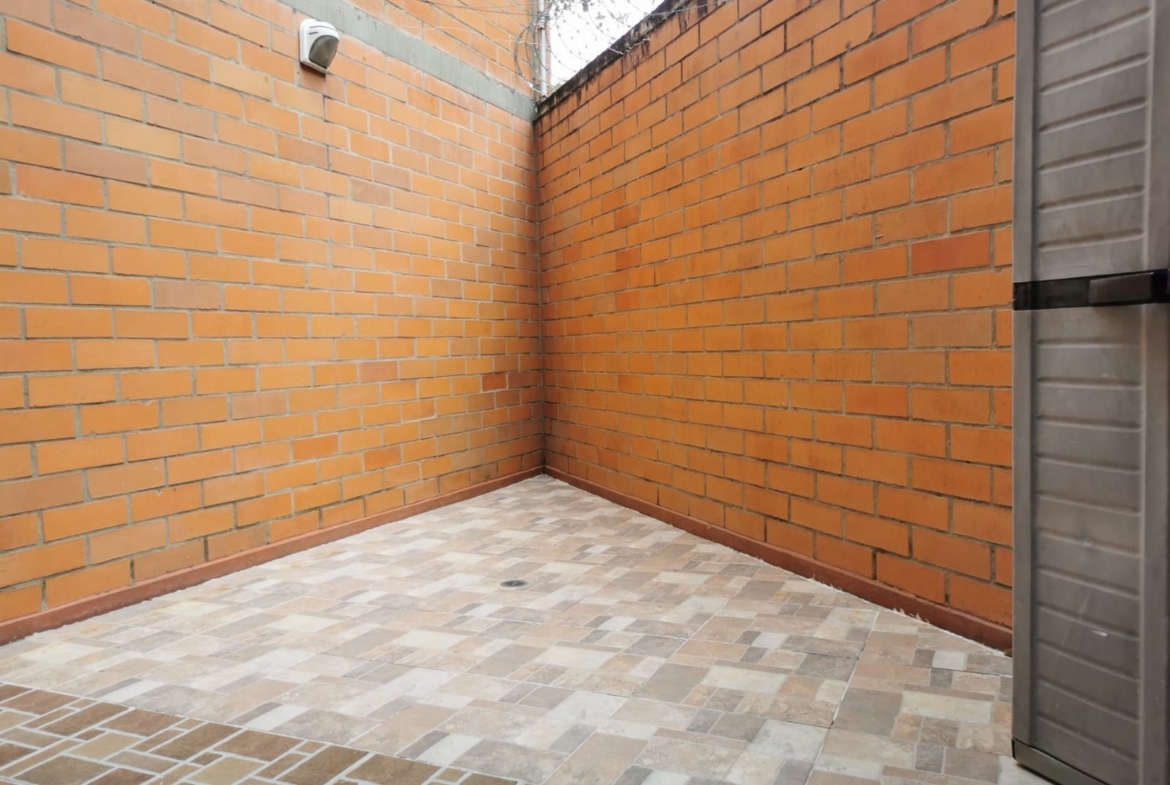 VENTA CASA DÚPLEX EN CONJUNTO CERRADO EN BELMONTE.