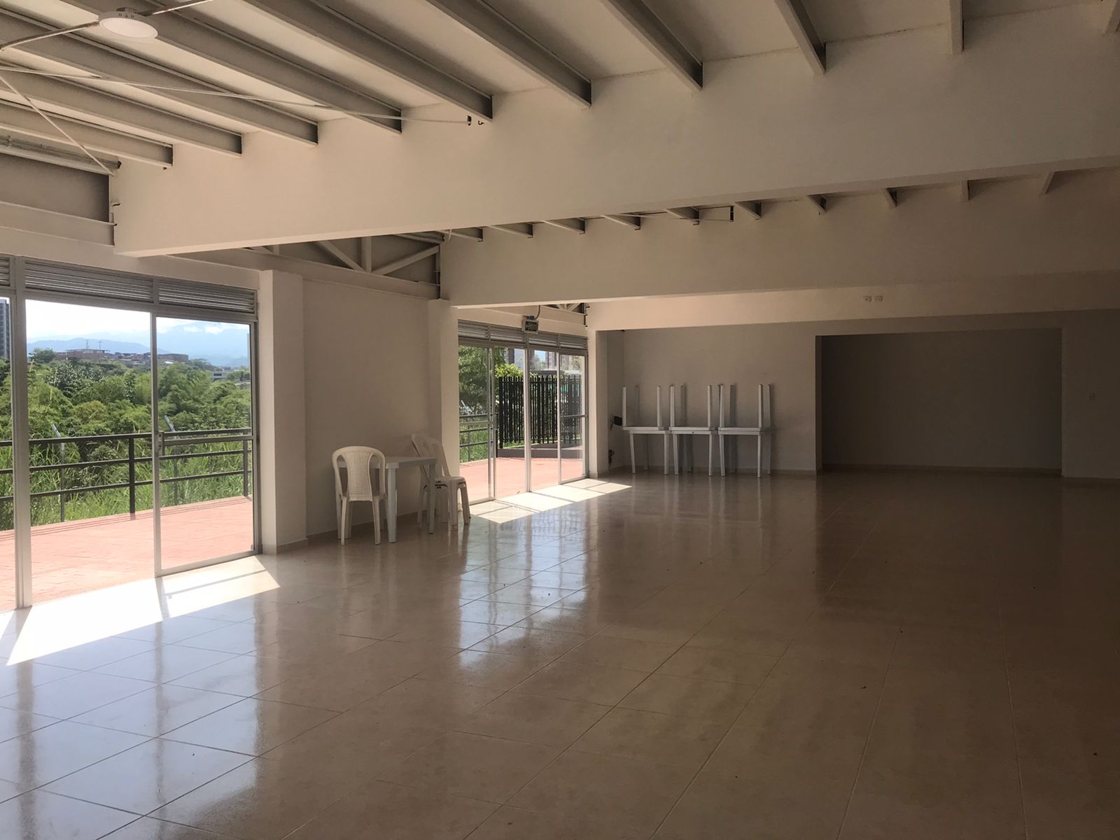 ARRIENDO APTO EN LA VIA CONDINA PALO VERDE PER