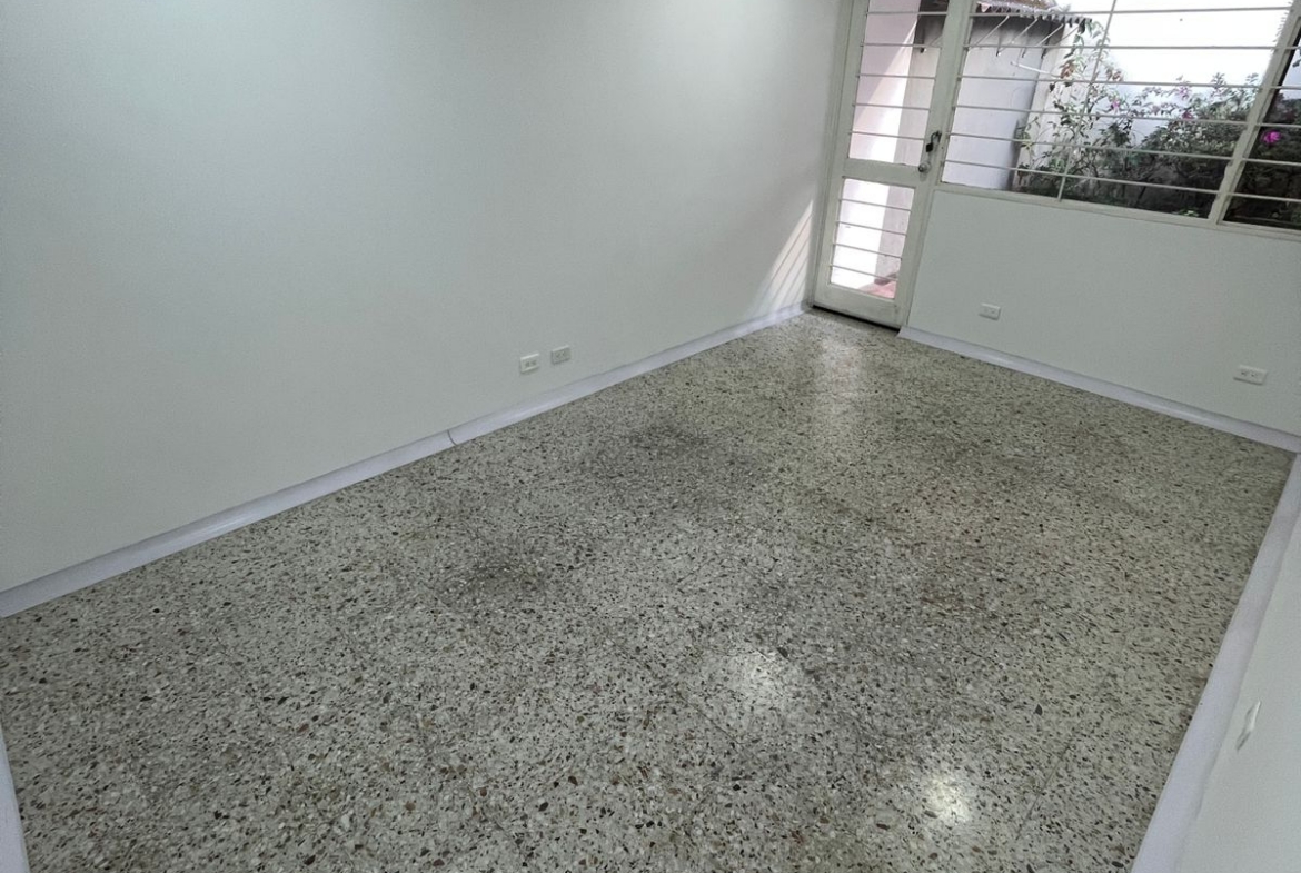 SE RENTA CASA PARA OFICINAS EN MARAYA
