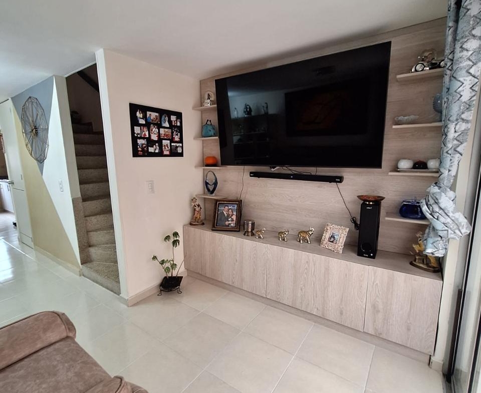 VENDO CASA EN AVENIDA SUR CONJUNTO CERRADO.