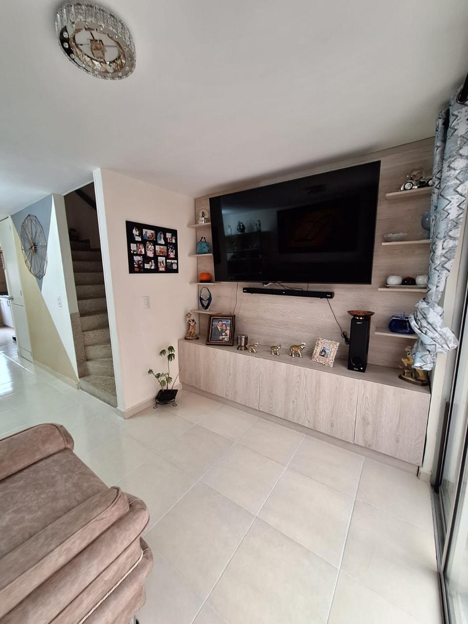 VENDO CASA EN AVENIDA SUR CONJUNTO CERRADO.