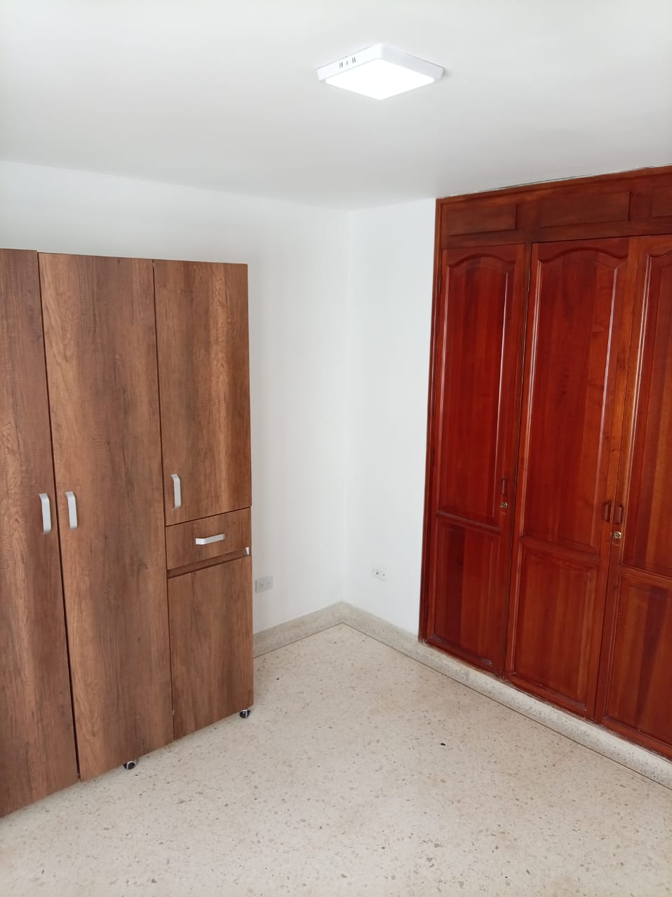 SE VENDE APARTAMENTO CERCA A MEGACENTRO PINARES