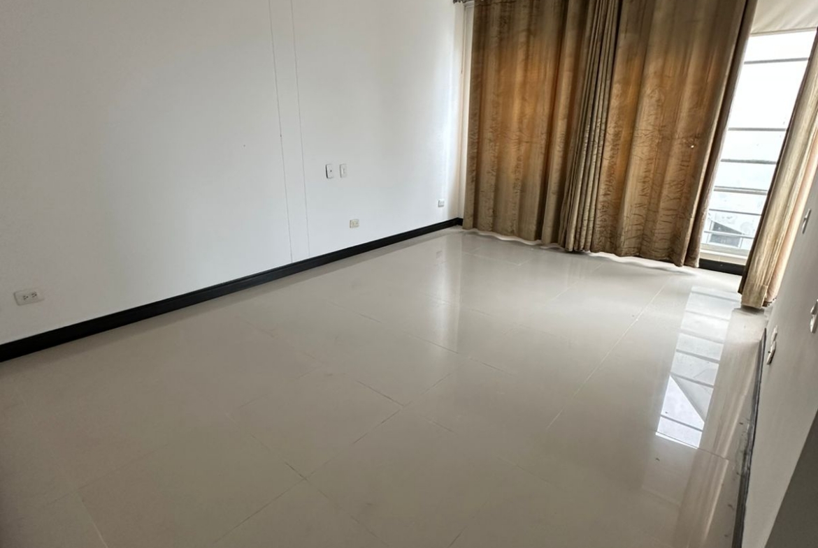 SE RENTA CASA EN SECTOR PINARES