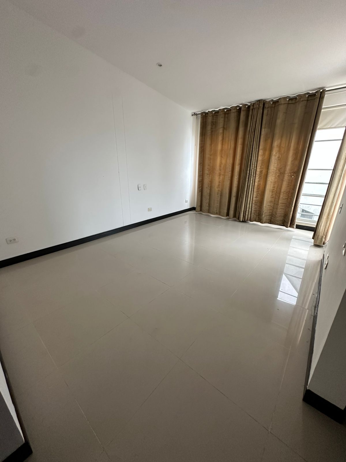 SE RENTA CASA EN SECTOR PINARES